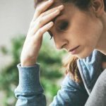 الاكتئاب، الشعور بالحزن واليأس، القلق، التعب المستمر، صعوبة التركيز، اضطرابات النوم والشهية، وفقدان الاهتمام بالأنشطة المعتادة، وقد تصل إلى أفكار انتحارية في الحالات الشديدة [1، 2، 6]. من المهم استشارة الطبيب لتحديد سبب هذه الأعراض وتلقي العلاج المناسب، والذي قد يشمل زيادة التعرض للشمس أو استخدام مكملات فيتامين د.