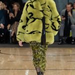 موضة شتاء 2025_2026 .. القميص الفضفاض ومعاطف الدب البني مقالات