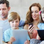 بيوت بلا حوار في زمن التكنولوجيا.. كيف نعيد التواصل؟ أخبار المرأة