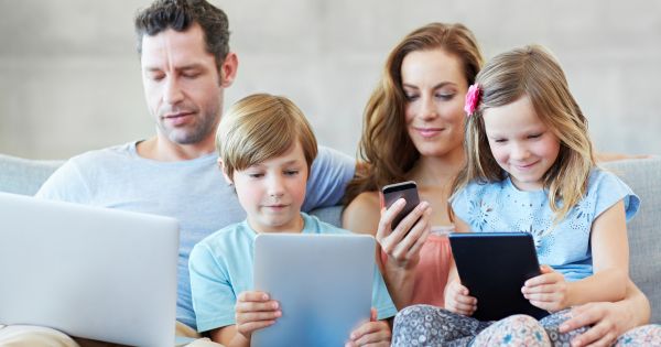 بيوت بلا حوار في زمن التكنولوجيا.. كيف نعيد التواصل؟ أخبار المرأة