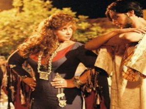 ليلى علوي… حين تحكي السينما حكايات النساء النساء في الفن